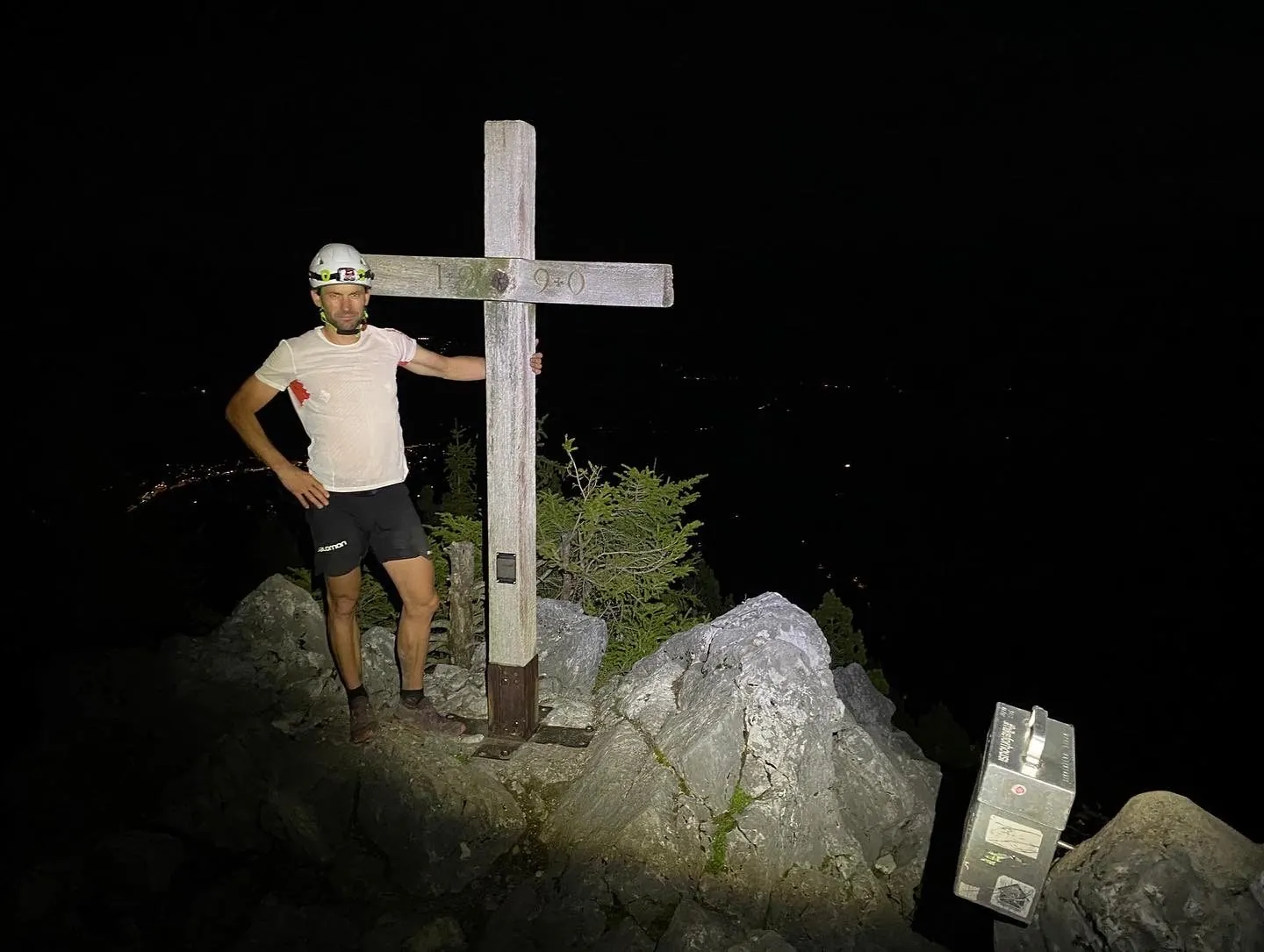Ramon Krebs at night by the summit cross on the Sunnighorn